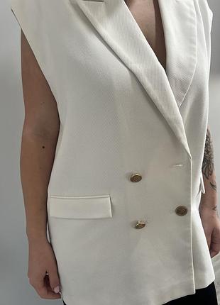 Піджак білого кольору, круто виглядає на плаття чи кофту/сорочку.