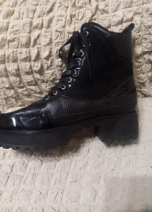 Стильные черные ботинки со шнуровкой с лакированными вставками и тиснением под кожу рептилии, 40 размер.