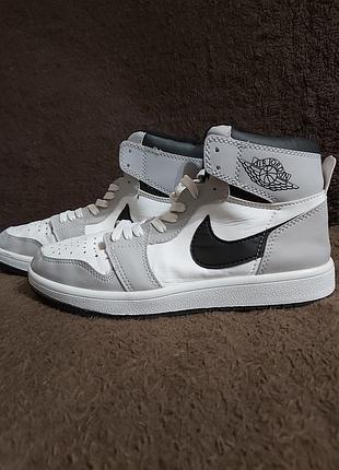 Кроссовки женские