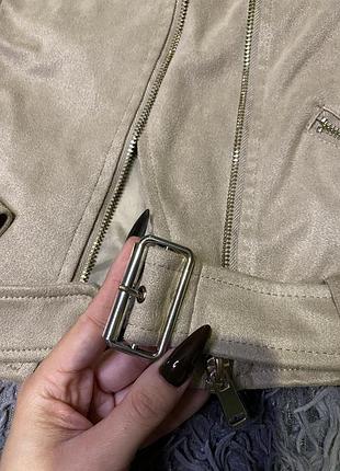 Жіноча куртка косуха на осінь весну світлого кольору