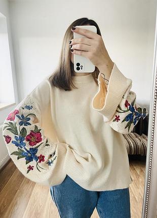 Оригінальний бежевий светр з вишивкою на рукавах