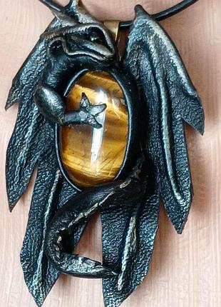 Кулон предохраняет