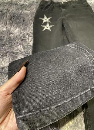 Чорні джинси на дівчину