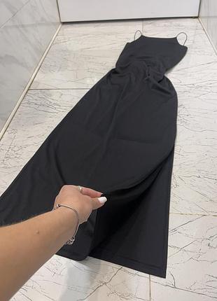 Сукня-міді на тонких бретельках з відкритою спиною і розрізом на ніжці