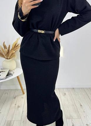 Жіночий костюм зі спідницею