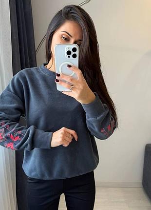Флисовый теплый свитшот флиска с имитацией вышивки на рукавах вышиванка
