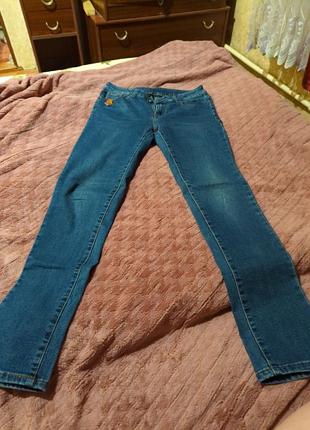 Женские джинсы