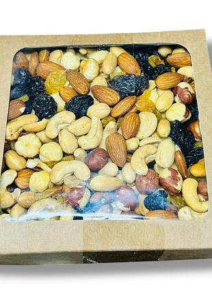 Микс жареных орехов и сухофруктов