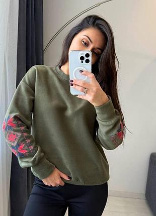 Флисовый теплый свитшот флиска с имитацией вышивки на рукавах вышиванка