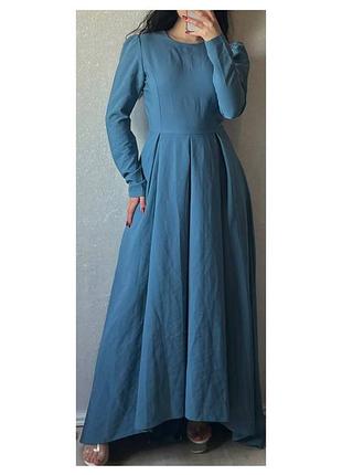 Стильное модное актуальное длинное голубое платье пышное с шлейфом