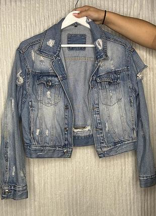 Джинсова куртка з потертостями