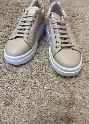 Шкіряні жіночі кросівки  бежевого кольору