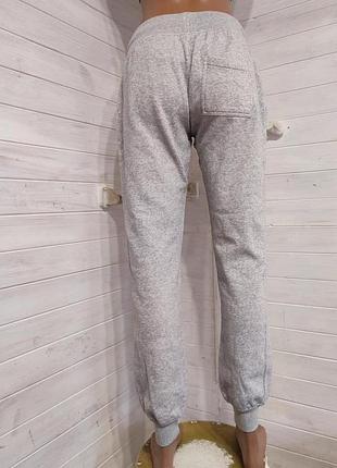 Теплые спортивные штаны с карманами