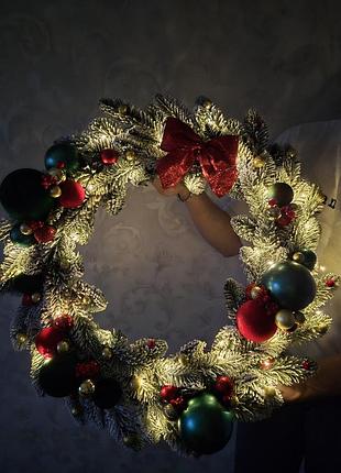 Праздничный рождественский новогодний венок на дверь