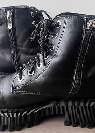 Гарні шкіряні черевики, чорного кольору розмір 37,стан: чудовий