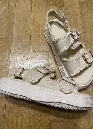 Нові босоніжки сандалі з текстилю дуже зручні