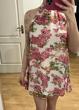 Сукня з відкритою спиною