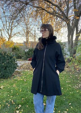 Чорне жіноче пальто