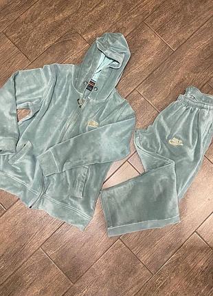 Женский спортивный костюм nike