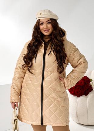 Жіноча зимова тепла куртка подовжена на замку з капюшоном