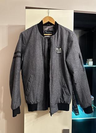 Стильний чоловічий сірий бомбер