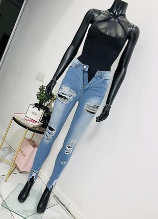 Рваные джинсы скини i saw it first — размер uk 4 / eur 32, светло-голубой