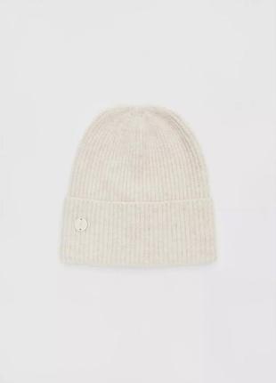 Шапка в молочному кольорі stradivarius, світло бежева шапка