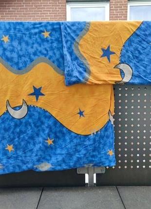 Комплект, який складається із двох півковдр і двох наволочок