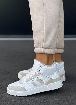 Зимові шкіряні кросівки на хутрі молочного кольору