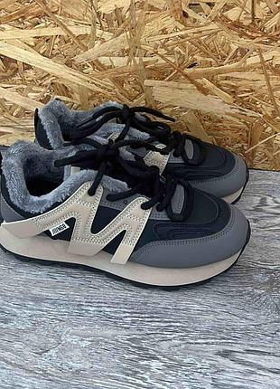 Теплі , жіночі кросівки на хутрі . зимові кросівки .