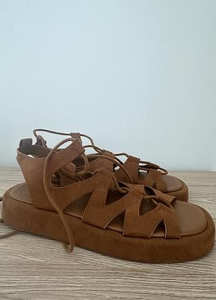 Стильні сандалі primark