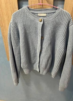 Блакитний в’язаний кардиган на ґудзиках