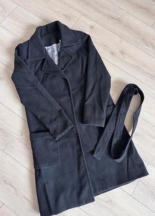 Чорне пальто з запахом