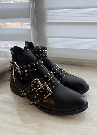 Черевики осінні з металевим декором