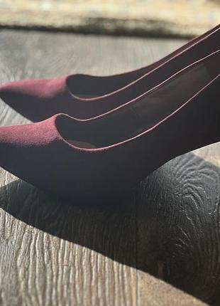 Жіночі класичні туфлі човники винного кольору на підборах від бренду m&s