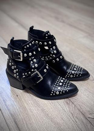 Жіночі чоботи-казаки