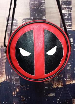 Сумка через плечо marvel из качественной экокожи deadpool,стан очень -очень идеален