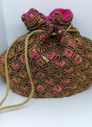 Сумочка на затяжке вышитая бисером.