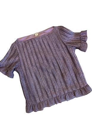 Блискуча блуза з плісерованоі тканини.