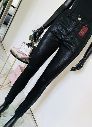 Черные джинсы с эффектом кожи и змеиным принтом | lipsy london | высокая посадка