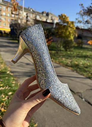 Кришталеві срібні лодочки з паєтками жіночі туфлі на каблучку гостроносі нові 39 розмір святкові ошатні новорічні