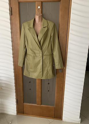 Оливковий подовжений піджак із еко шкіри новий