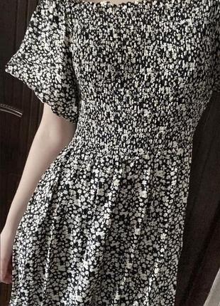 Чорна легка літня сукня з квітковим принтом