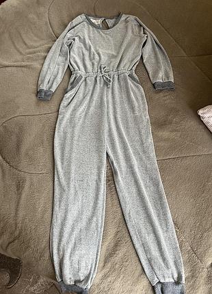 Піжама або хатній комбінезон.