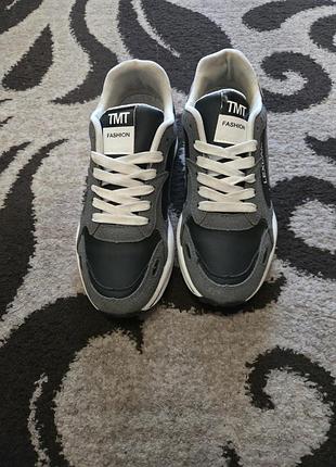 Женские кроссовки