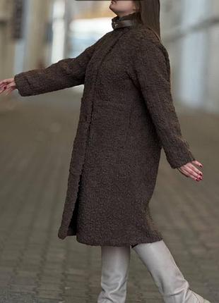 Пальто на холодное время года.бежевый цвет.