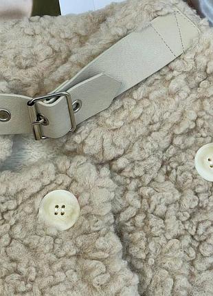 Пальто на холодное время года.бежевый цвет.