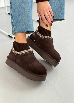 Уггі низькі жіночі замшеві шоколадні короткі з імітацією шкарпеток