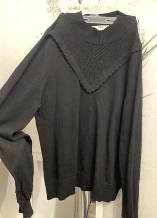 Базовий чорний светр з гарною горловиною