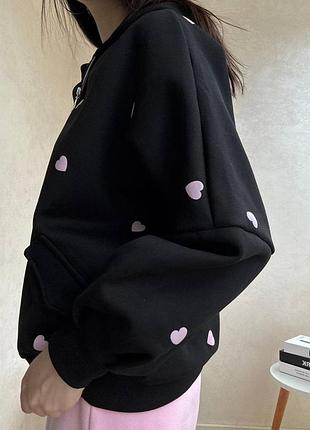 Жіноче чорне худі зіпка з сердечками на флісі